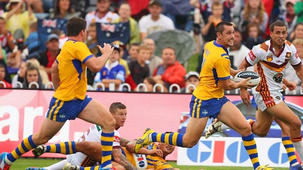 Ball runner  ... City’s Mitchell Pearce looks for inside support at Mudgee yesterday. Pearce combined well with fellow playmaker Robbie Farah as City clung on to their lead during Country’s second-half fightback.