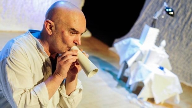Kevin Lewis in Theatr Iolo's <i>Out of the Blue</i>, a show made especially for babies. 