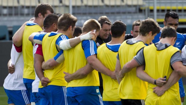 All Blacks coach Steve Hansen (C) talks to his players during a training session at AMI Stadium in Christchurch.