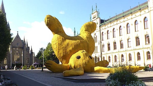 A little more fluff ... Hofman's imposing Big Yellow Rabbit in Orebro, Sweden.