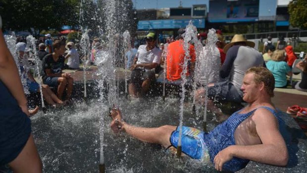 Novel ways to beat the heat... a quick fountain dip at the Australian Open.