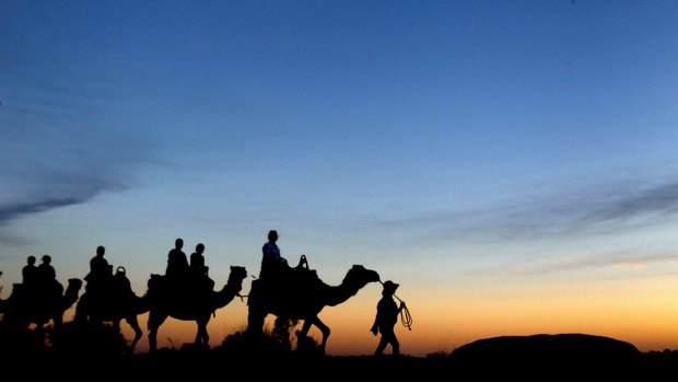 乌卢鲁骆驼沙漠旅游是一种放松的方式。