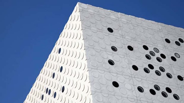 H20 architects' concrete panels used at Swinburne's advanced technologies centre.