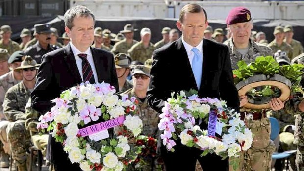 Tony Abbott and Bill Shorten laying wreaths during the Recognition Ceremony in Tarin Kowt.