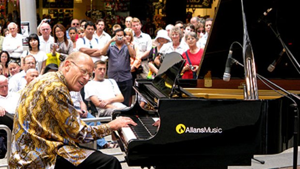 Pianist David Helfgott wows the Queen Street Mall's lunchtime crowd.