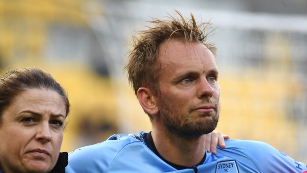 Sidelined: Star Siem de Jong is helped from the field in the round-15 match against the Phoenix on January 23.