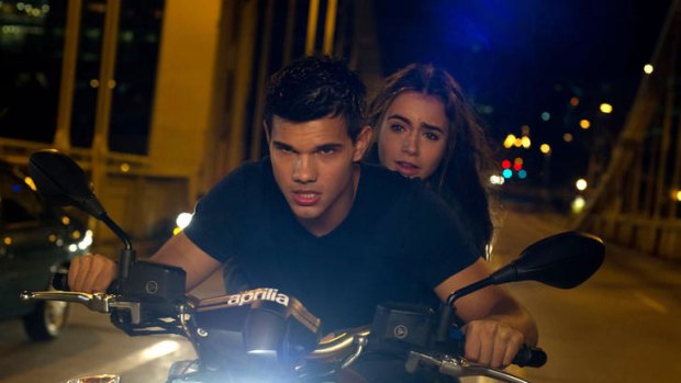 Vehicle problems ... Nathan (Taylor Lautner) and Karen (Lily Collins) in Abduction.