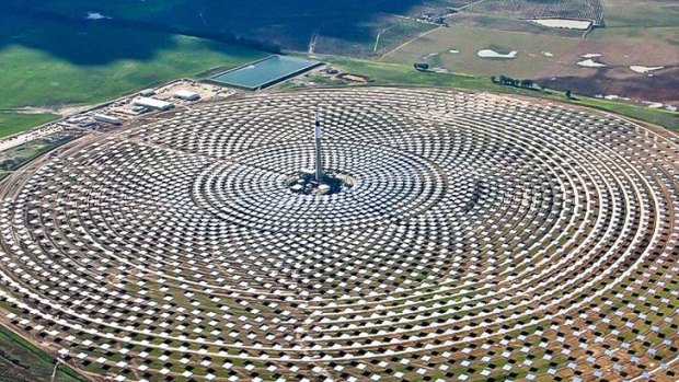 Torresol Gemasolar near Seville in Spain consists of a heat generating tower (centre) surrounded by about 2600 mirrors.