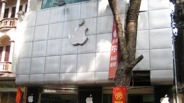 Another fake "Apple" store in China posted on the BirdAbroad blog.