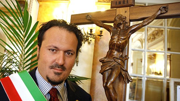 Mayor Maurizio Zoccareto of San Remo with a protest crucifix.