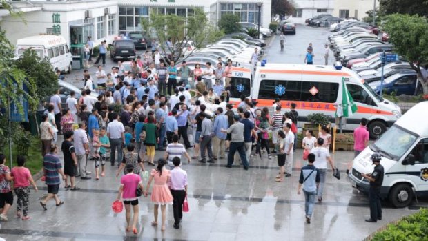 Medical staff transfer the injured to the First People's Hospital.