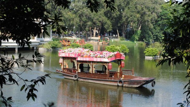 A boat decorated with flowers on Liwan Lake.