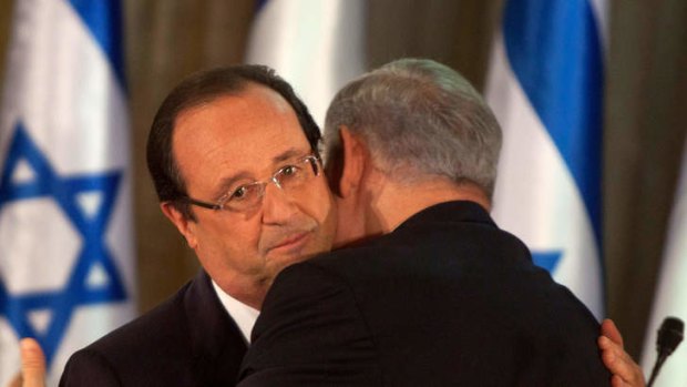French President Francois Hollande and Israeli Prime Minister Benjamin Netanyahu hug.