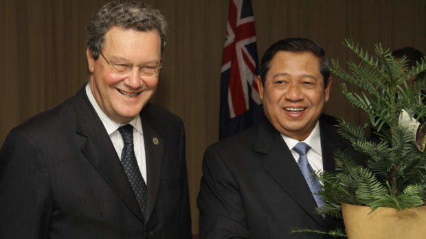 Former minister of foreign affairs Alexander Downer, and Indonesian President Susilo Bambang Yudhoyono mark the Forests Partnership to reduce greenhouse gas emissions in Sydney in 2007.