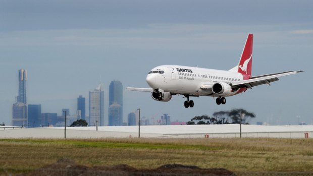 A Qantas 737 lands at Melbourne Tullamarine.