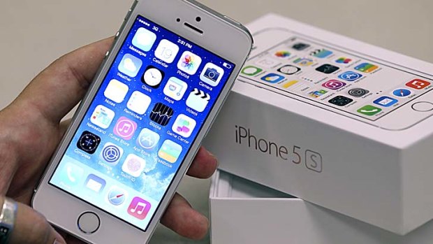 Mobile phones such as Apple's iPhone 5s could soon be allowed to be switched on during take-offs and landings in the US.