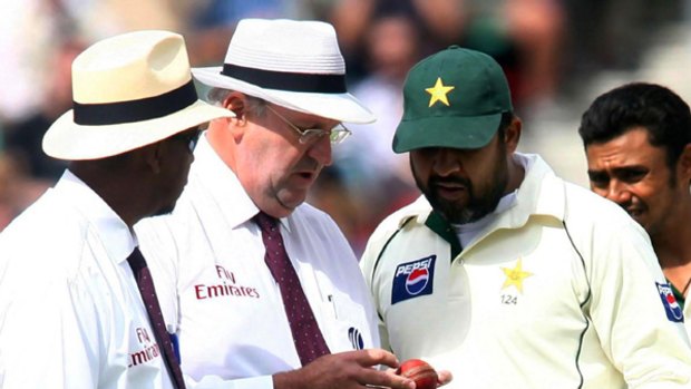 Inzamam-ul-Haq with umpires Billy Doctrove and Darrell Hair at the Oval in 2006.