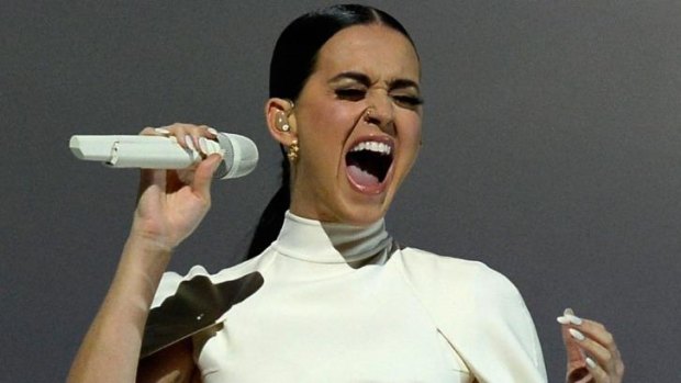 Katy Perry tours with three guitarists, a keyboard player, a drummer and two vocalists.