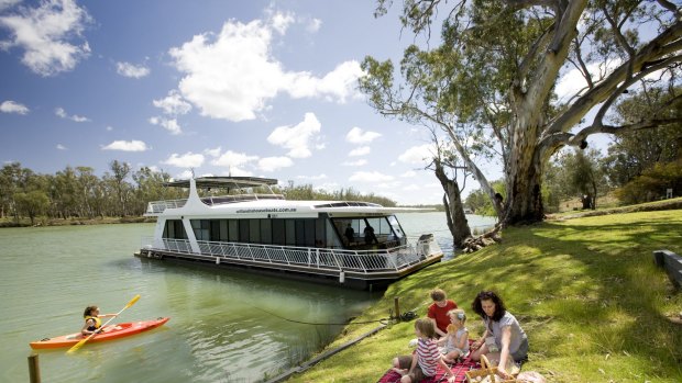 Riverside relaxation: A family picnic on the banks of the Murray River, Mildura.