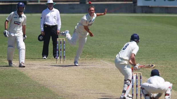Spinner Nathan Hauritz showed a welcome glimpse of his best form at the SCG yesterday, taking two second-innings wickets.