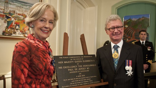Queensland Governor Paul de Jersey with former Governor Quentin Bryce and the plaque for the statue of the Queen.