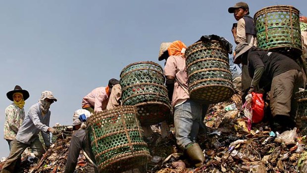 Scavengers sift through rubbish in Jakarta.