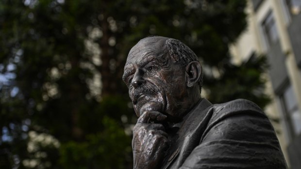 Statue of John Monash, created by the sculptor Peter Corlet, at Monash University Clayton. 