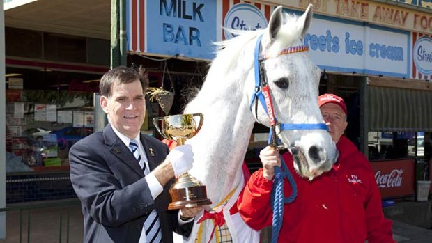The Emirates Melbourne Cup Tour visits Wycheproof on its annual national tour, in 2009, with ex-steward Des Glesson, and 1992 winner Subzero the stars.