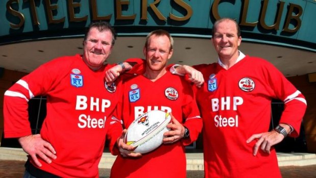 Greg Mackey (c) pictured in 2009 with former fellow Steelers, Michael Bolt and Sean O'Connor (R).