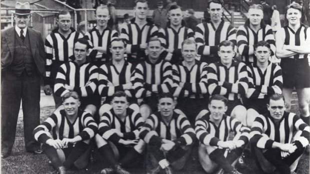 Dan Knott (front row, first from left) in his Collingwood days.