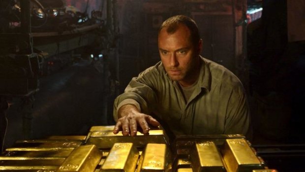 Robinson (Jude Law) gets his hands on the merchandise in <i>Black Sea</i>.