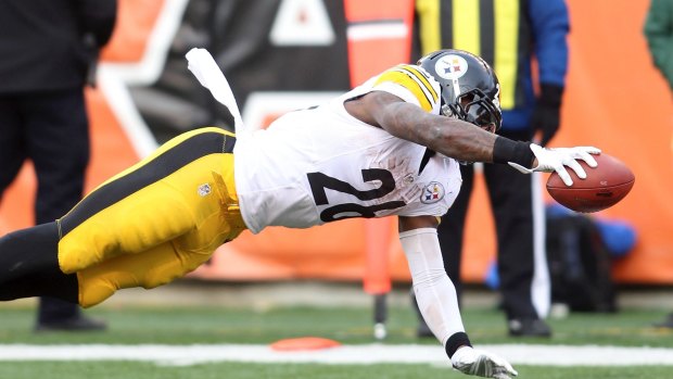 Talented performer: Pittsburgh Steelers running back Le'Veon Bell dives into the end zone.