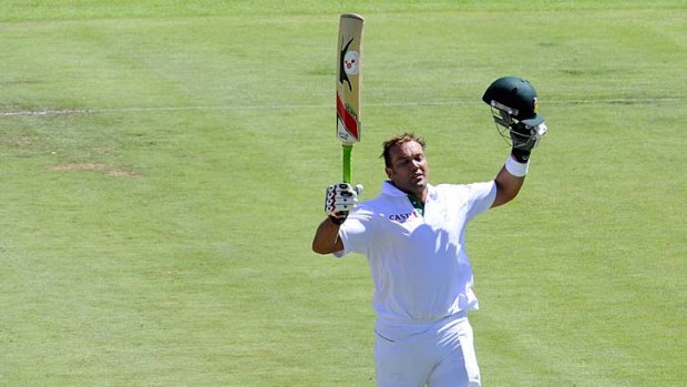 Jacques Kallis raises his bat to acknowledge the applause after reaching his century.