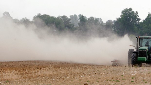 Leaving fields unploughed after harvest could help reduce local temperatures, say scientists.