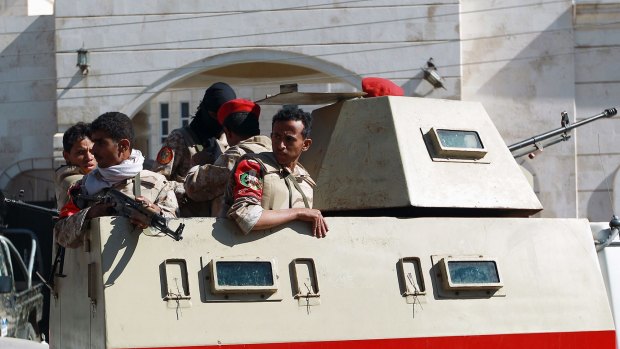 Yemeni security forces have freed eight hostages in a raid on al-Qaeda in Sanaa.