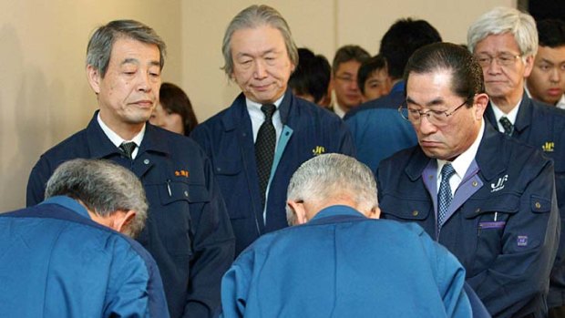 Apology ... Tsunehisa Katsumata, second right, the chairman of Tokyo Electric Power Company, bows to Ikuhiro Hattori, right, the chief of Japan Fisheries Co-operatives.