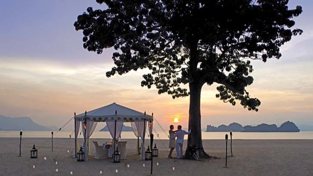 Heavenly ... dining on the beach.