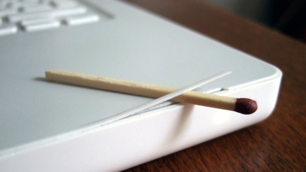 An example of the cracks appearing in Apple Macbooks with plastic cases.