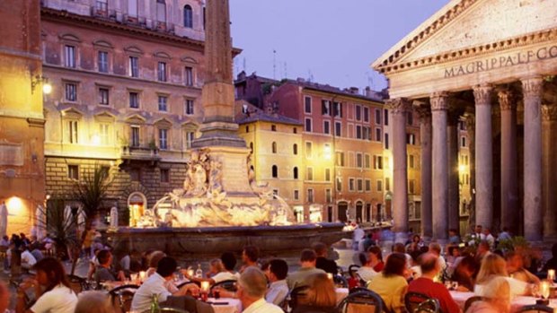 Alfresco with gusto ... diners outside Rome's Pantheon Temple.