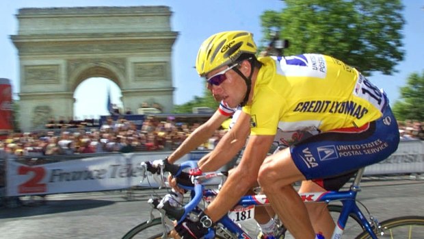 Lance Armstrong rides past the Arc de Triomphe, 1999.