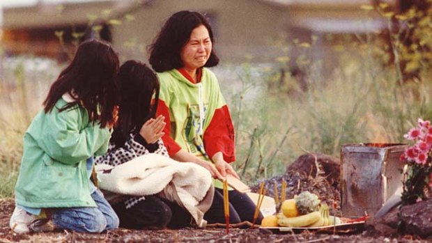 Phyllis Chan and two daughters mourn Karmein in 1992.