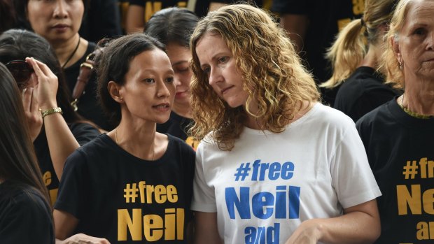 Tracy Bantleman (right), wife of Canadian teacher Neil Bantleman, listens to Siska Tjiong, wife of Indonesian teaching assistant Ferdinand Tjiong, during a rally to support their husbands at the South Jakarta Court.