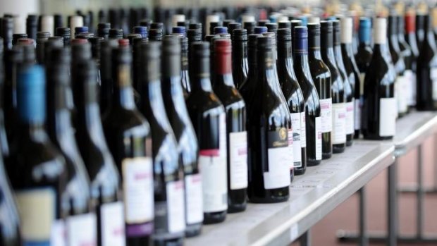 Lord mayors have urged the government for alcoholic drinks to be taxed according to their alcohol content.