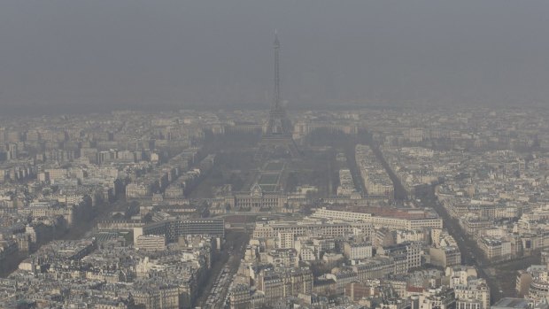 Smog engulfs Paris last year, and now this spring it is again blanketing the city of light.