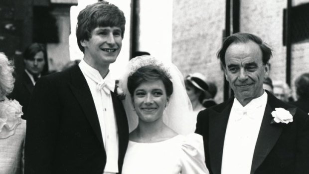 Crispin Odey (left) at his 1985 wedding to Rupert Murdoch's daughter Prudence.