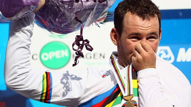 Cavendish kisses the rainbow jersey awarded to the world champion.