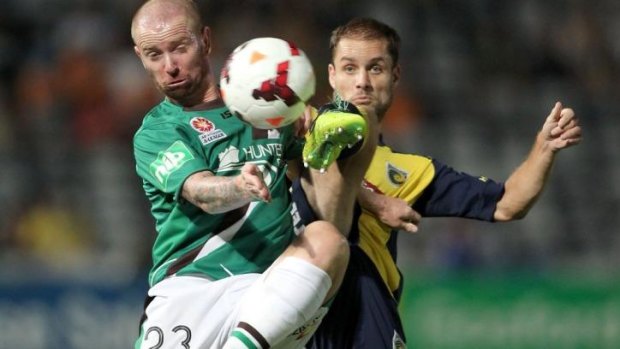 David Carney of the Jets contests the ball with Marcel Seip of the Mariners.