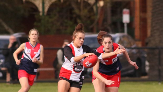 Jenna Bruton (centre) in action for the Sharks. 