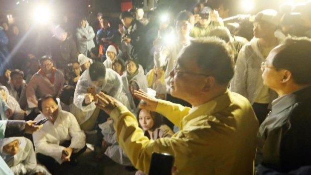 South Korean Prime Minister Chung Hong-won (second from right) talks to relatives of missing passengers of the capsized ferry during a protest condemning the government's rescue operations in Jindo on April 20. 