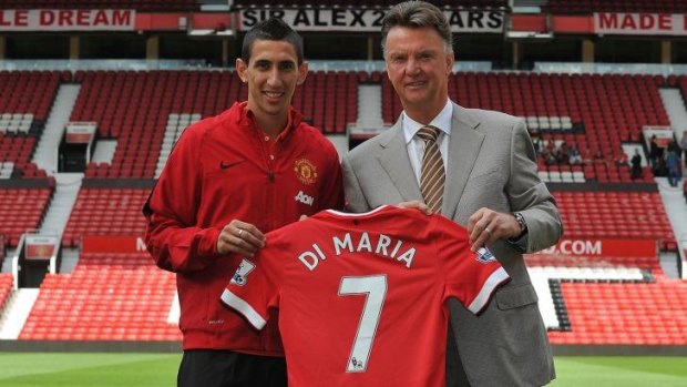 Louis van Gaal (R) poses with Manchester United's newly-signed Argentinian midfielder Angel di Maria.